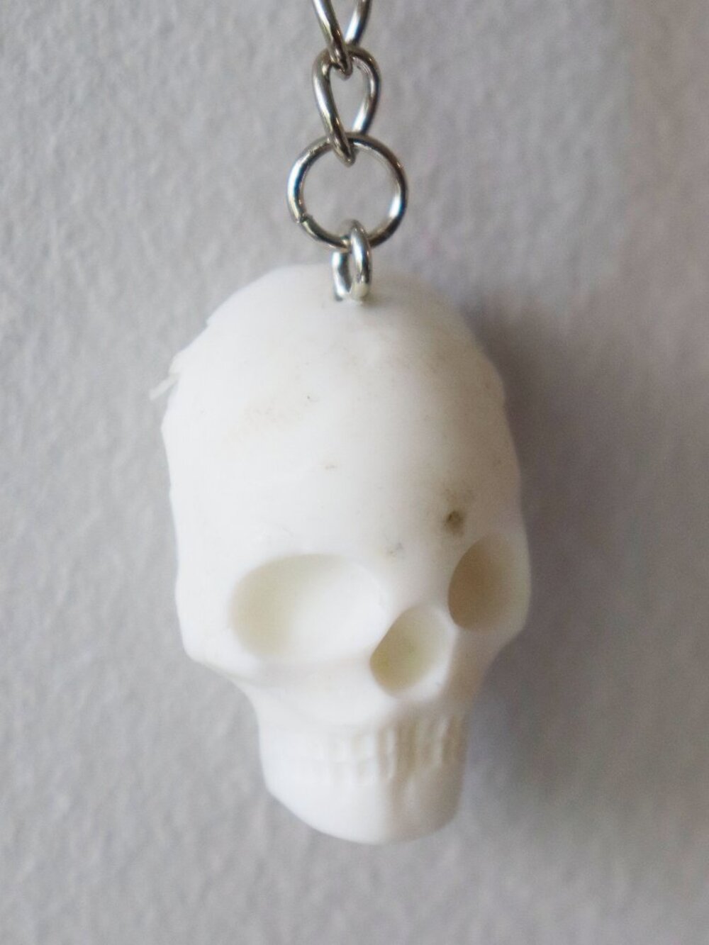 🧡 Handmade Recycled Plastic Skull Keychain - Picture 3 of 6